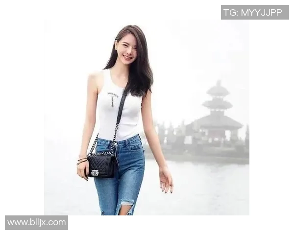 足球明星与美女完美拼接展现魅力瞬间引领时尚潮流与运动风尚的交汇